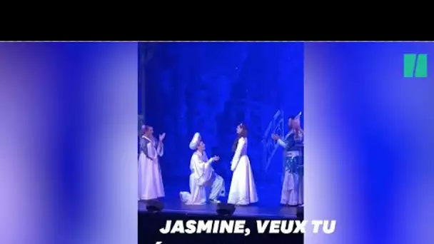 Aladdin fait sa demande en mariage à Jasmine sur une scène britannique