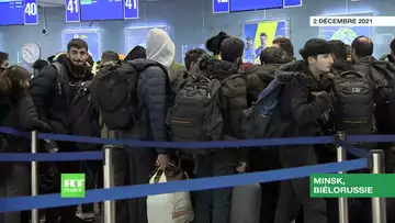 Des migrants font la queue à l’aéroport de Minsk pour rejoindre l’Irak
