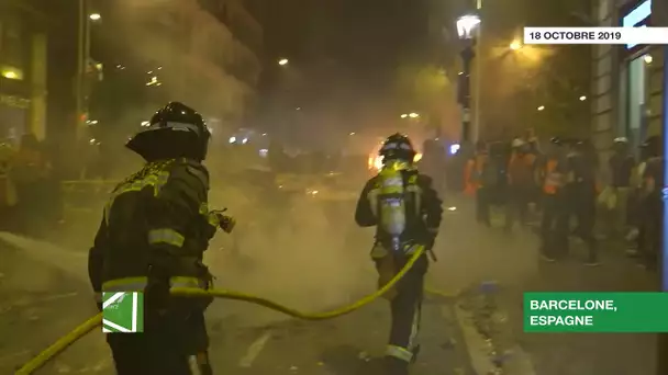 Grève à Barcelone : des pompiers maîtrisent des incendies dans les rues de Barcelone