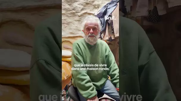 À 81 ans, Alexis Robert vit dans une kerterre au cœur de la forêt de Brocéliande en Bretagne