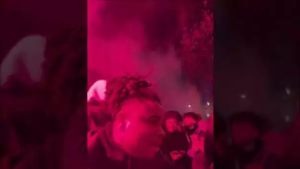 Supporters français et marocains font la fête sur les Champs-Elysées après France-Maroc