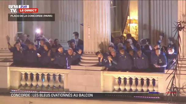 Les Bleus saluent la foule devant l'Hôtel de Crillon, à Paris