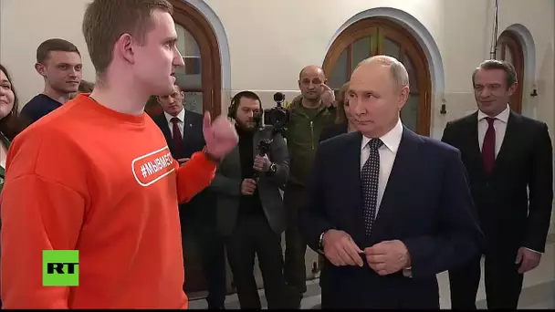 EN DIRECT : Poutine communique avec des volontaires au siège électoral