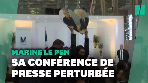 Une photo de Poutine et Le Pen brandie par une militante en pleine conférence de presse