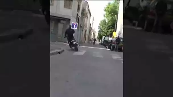 Course-poursuite avec des scooters sans plaque