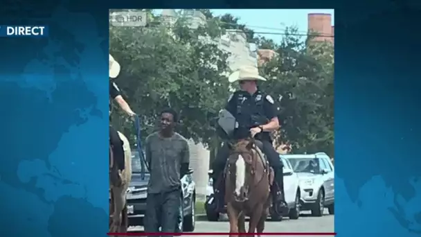 Au Texas deux policiers (blancs) à cheval escortent un prisonnier noir au bout d'une corde