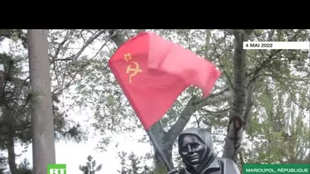 Une statue de la «babouchka» au drapeau soviétique érigée à Marioupol