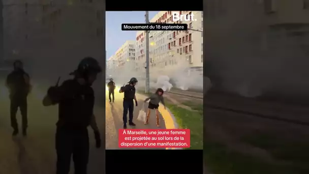 À Marseille, une jeune femme est projetée au sol lors de la dispersion d’une manifestation.