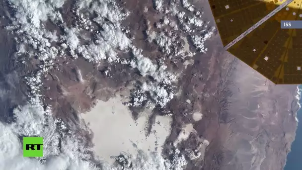 ISS  un cosmonaute russe montre une vue de la Terre depuis l'espace