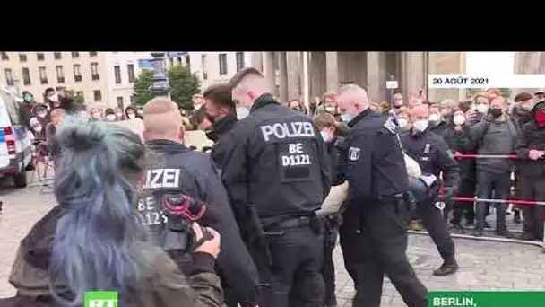 Berlin : des militants d’Extinction Rebellion grimpent sur la porte de Brandebourg