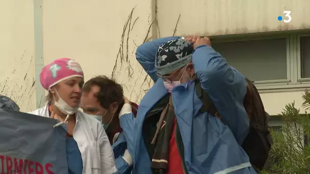 Grenoble : les infirmiers anesthésistes manifestent devant le CHU