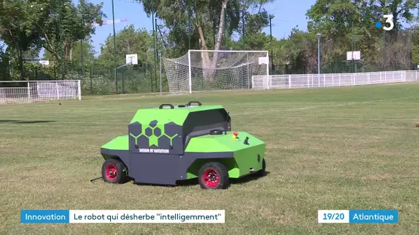 La Rochelle : robot désherbant sélectif pour terrain de sport