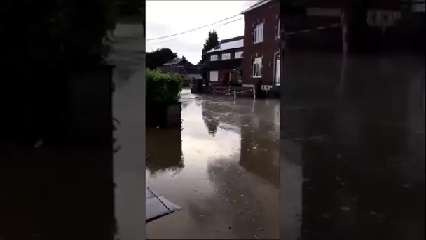 Essayez de ne pas rire "arrêtez vous allez faire entrer l'eau dans la maison"