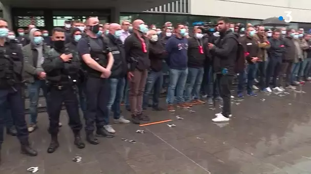 A Lille, les policiers mettent menottes à terre parce qu'ils se sentent "insultés"