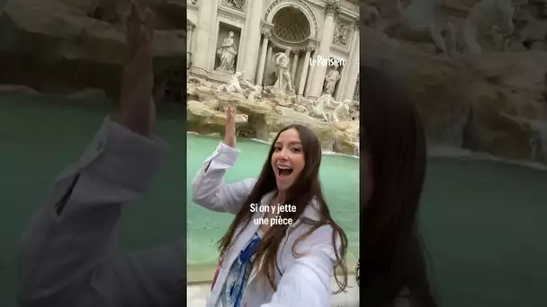 Une touriste remplit sa gourde dans la fontaine de Trevi
