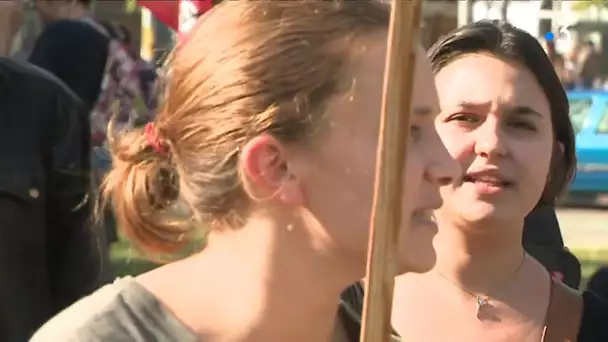 Frédérique Vidal accueillie par un cortège de manifestants à Grenoble