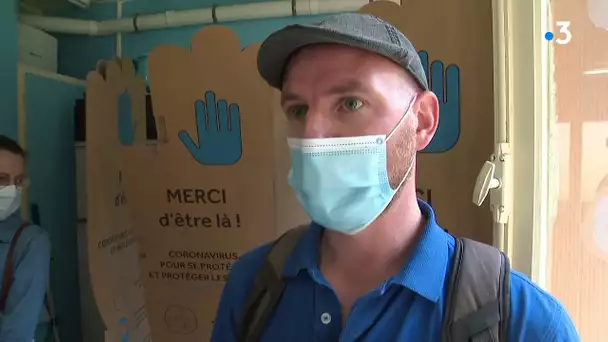 La vaccination sans rendez-vous dans les quartiers à Lille-Fives, une longue file d'attente.