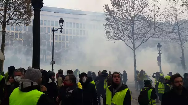 Les CRS dégagent les Champs-Elysées à la grenade lacrymogène