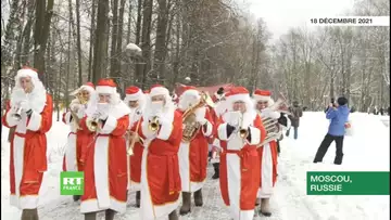 Moscou : défilé de «Grand-pères Gel» à l’approche de Nouvel An
