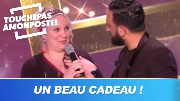 Cyril Hanouna offre une montagne de cadeaux à une famille du public