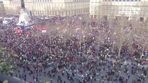 Soutien à l'Ukraine: les images des milliers de personnes rassemblées place de la République à Paris