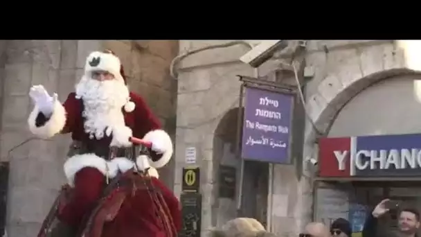À Jérusalem, le Père Noël fait une entrée remarquée à dos de chameau