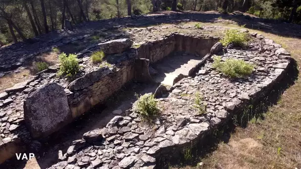 Dolmen de Saint-Eugène Laure-Minervois (11) avec J.Guilaine, archéologue spécialiste du néolithique