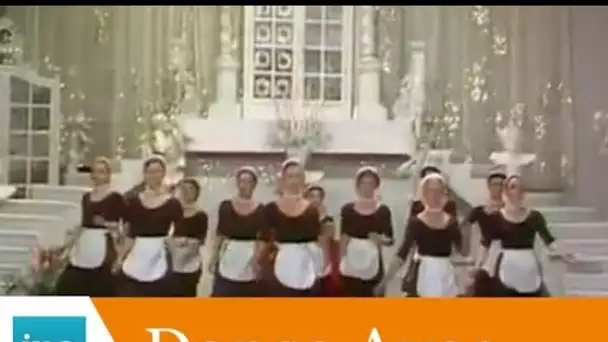 Danse avec Les Tap's girls de Chatillon dans un numéro de claquettes - Archive vidéo INA