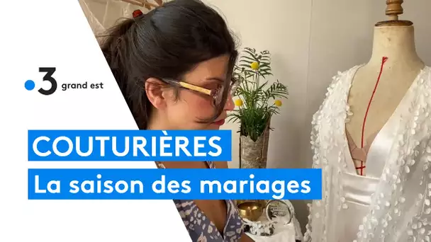 Le travail des couturières pendant la saison des mariages