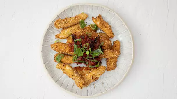 Recette express- Frites d'halloumi, chapelure noisette, condiment tomate olive piquant