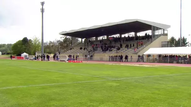 Suivez le match de football dans lequel Emmanuel Macron joue au profit des Pièces Jaunes