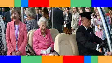 PHOTOS – Elizabeth II diminuée mais souriante  nouvelle apparition avec un étonnante moyen de dépla