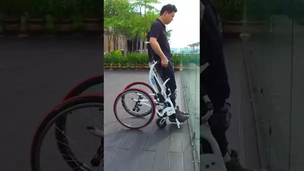 Ce fauteuil roulant aide à se tenir debout !