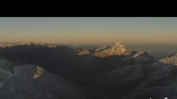 Nouvelle-Zélande, Ile du Sud : chaîne de montagnes dans les nuages