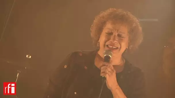 Michele Hendricks interprète "Airmail special"