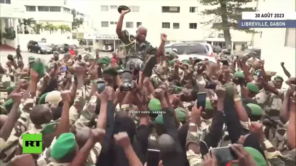 🇬🇦 Gabon : des soldats portent en triomphe le chef de la garde présidentielle
