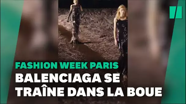 À la Fashion Week de Paris, le défilé Balenciaga a eu lieu dans la boue