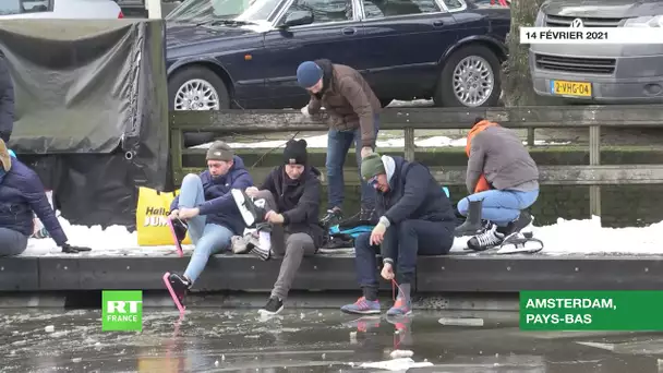 Pays-Bas : des patineurs profitent des canaux gelés d’Amsterdam