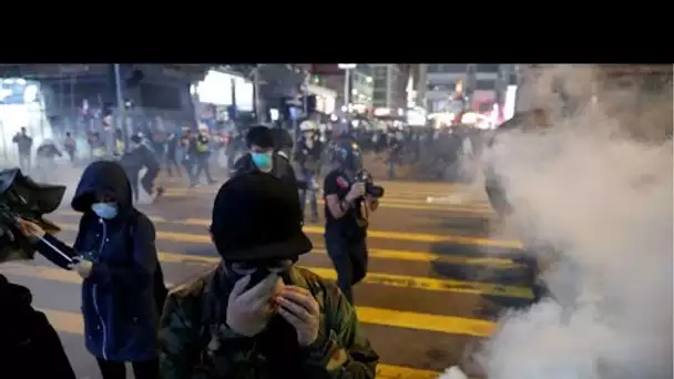 Manifestants et policiers s'affrontent à Hong Kong malgré Noël