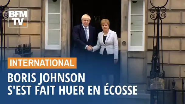 Copieusement hué, Boris Johnson a reçu un accueil glacial lors de sa première visite en Écosse