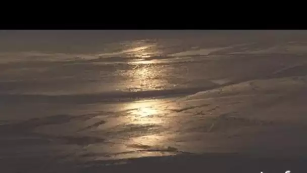 Sibérie, lac Baïkal : reflets du soleil sur la glace