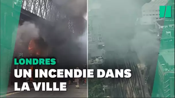 À Londres, un incendie provoque un impressionnant panache de fumée