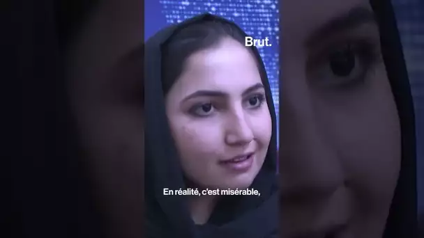 Pourquoi des présentateurs de la télévision afghane portent un masque noir