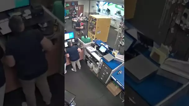 En voulant attraper une peluche, un enfant se coince dans une machine à pince