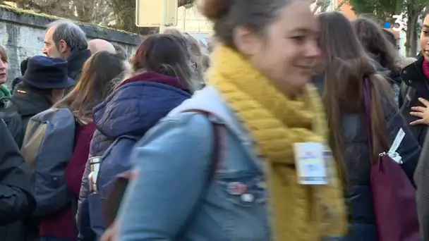 Grève contre la réforme des retraites : des enseignants bloquent le lycée Pasteur, à Besançon