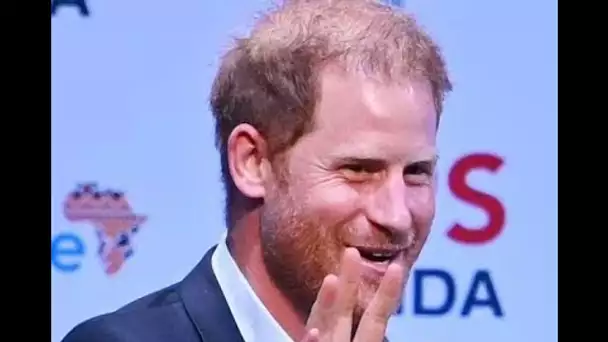 Le prince Harry sourit et salue la foule à Tokyo alors qu'il s'exprime sur le "pouvoir du sport"