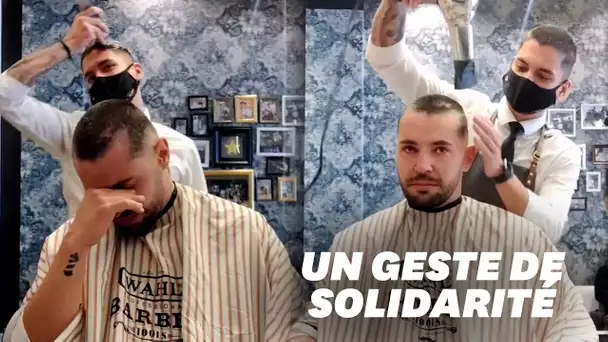 Ce coiffeur se rase la tête en solidarité avec son ami qu'il coiffe, atteint d'un cancer