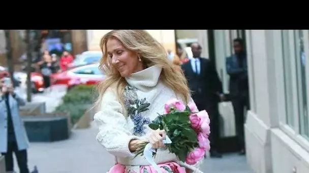 Céline Dion, ultra lookée, jette des fleurs à ses fans new yorkais  cette vidéo qui déconcerte