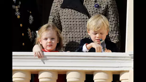 Jacques et Gabriella de Monaco  c’est leur père Albert qui les emmène à l’école tous les matins !