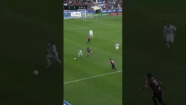 💫 Cette auto-passe du dos de Cristiano Ronaldo est incroyable !! #Shorts